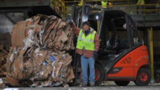 Willimantic employee stands in front of a ic-truck from Linde