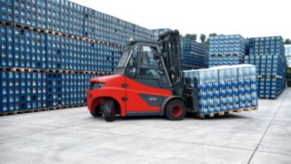 An electric forklift drives over the grounds of Mineralquellen Wüllner GmbH and Co. KG in Bielefeld.