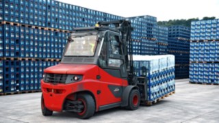 The material flow is ensured even in corona times Linde IC-trucks move water palett by palett