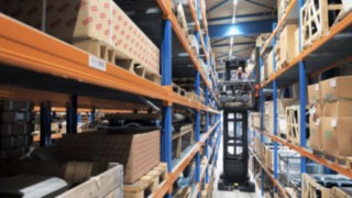 very_narrow_aisle_truck-order_picking-manufacturing-5853