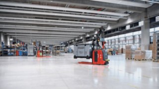 Two L-MATICs from Linde Material Handling transport goods for ebm-papst at the company’s site in Mulfingen. Two L-MATICs from Linde Material Handling in operation at the ebm-papst warehouse in Mulfingen
