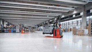 Two L-MATICs from Linde Material Handling in operation at the ebm-papst warehouse in Mulfingen 