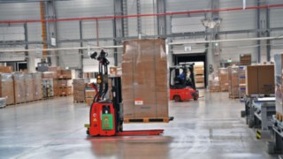 Three L-MATICs from Linde Material Handling are helping to automate the material flow processes at the ebm-papst warehouse in Mulfingen. An L-MATIC from Linde Material Handling transports goods for ebm-papst.