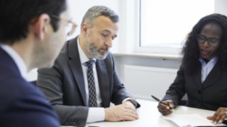 Linde employees talking at the desk