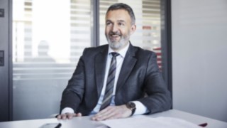 Employee in the meeting room at Linde Material Handling