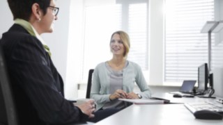 Linde employee with young woman at the desk Linde employee with young woman at the desk