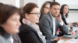 Linde employees listen to lecture