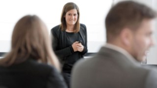 Linde employee at a lecture in front of colleagues