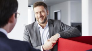 Linde employee talking to a colleague Linde employee talking to a colleague