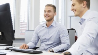 Meeting of Linde employees at a desk with computer