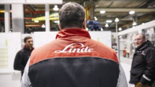 Linde is synonymous with top quality across all sectors. Linde employee wears the Linde logo on his jacket