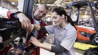 Linde employee with an apprentice in the production