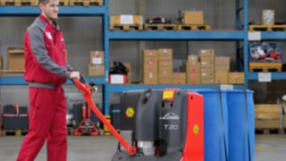 Man using pallet truck T20 from Linde Material Handling