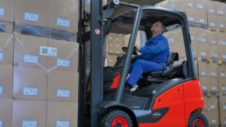 Drivers of the new small IC series Linde H14 to H20 EVO benefit from the latest generation of seats and the newly designed armrest with Linde Load Control. Drivers of the new small IC series Linde H14 to H20 EVO benefit from the latest generation of seats and the newly designed armrest with Linde Load Control.