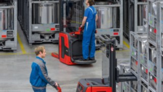 Available either as a pedestrian version or with folding stand-on platform, the new pallet stackers Linde L14-L20 for lift heights of over 5.30 metres feature numerous new functions.