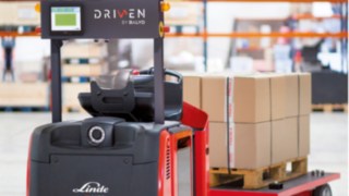 The robot-controlled Linde L-MATIC L HP stacker and Linde P-MATIC tractor are recommended in particular for operators whose load handling processes provide only low added value, are repetitive, involve longer distances and run at least in two shifts. The robot-controlled Linde L-MATIC L HP stacker and Linde P-MATIC tractor are recommended in particular for operators whose load handling processes provide only low added value, are repetitive, involve longer distances and run at least in two shifts.
