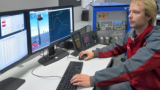 The HIL system (hardware in the loop) is used to test complex control and assistance systems like the Linde Safety Pilot on a virtual model – cost and time efficient. The HIL system (hardware in the loop) is used to test complex control and assistance systems like the Linde Safety Pilot on a virtual model – cost and time efficient.