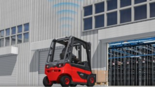 Outdoors forklift drivers quickly accelerate their vehicles to top speed. Upon returning, they should reduce their speed in good time to bring their cargo safely to its destination and to protect all employees in the work environment. Featuring weather-independent radar technology the “Linde SpeedAssist” supports both the drivers and the warehouse and logistics managers in charge of this task.