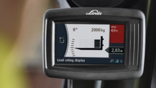The display of the Linde Safety Pilot shows the load weight, the corresponding maximum lifting height, the tilt angle, and the load's center of gravity.
