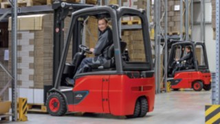Counterbalanced trucks with lithium-ion battery from Linde Material Handling go on sale now. Available in the load range between 1.4 and 1.8 tonnes, the trucks offer the benefit that they make fleet operators much more independent with regard to power supply – especially in multi-shift operation. Counterbalanced trucks with lithium-ion battery from Linde Material Handling go on sale now. Available in the load range between 1.4 and 1.8 tonnes, the trucks offer the benefit that they make fleet operators much more independent with regard to power supply – especially in multi-shift operation.