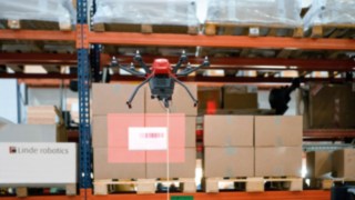 The drone takes a photo of every pallet storage location, captures the barcodes of the stored goods and transfers the information to a computer.