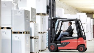 Linde plans to significantly expand its portfolio of industrial trucks with lithium-ion batteries by the end of this year. Sales of the first 90-volt trucks have just begun: models with 2, 2.5 and 3-ton load capacity including the corresponding roadster versions.