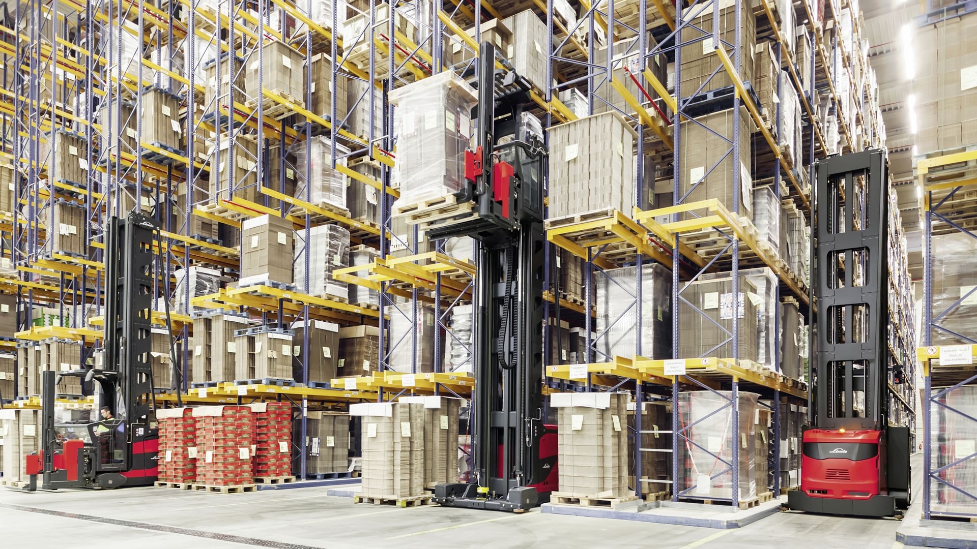 Linde Material Handling introduces new VNA trucks