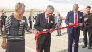 Cutting the red ribbon (from left): Marie Vlkova, mayor of the city Velke Bilovice, Christophe Lautray, Member of the Board and managing director Sales and Service Linde Material Handling and Jindrich Kotyza, managing director Linde Material Handling Česká republika.