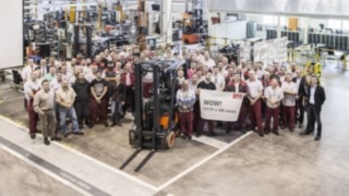 Celebrating production of the 111,111th E12 – E20 series forklift truck.