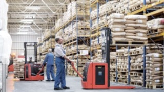Pallet stacker from Linde Material Handling in operation at Meggle Wasserburg Pallet stacker from Linde Material Handling in operation at Meggle Wasserburg
