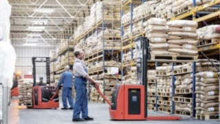 Linde customers can now perform the majority of logistics tasks in the warehouse using lithium-ion technology