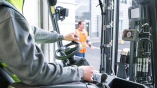 The Linde Safety Guard not only alerts the driver, but also indicates how many people approach the vehicle and from which direction. The Linde Safety Guard not only alerts the driver, but also indicates how many people approach the vehicle and from which direction.