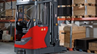 The autonomous Linde R-MATIC reach truck transports palletized goods of up to 1.6 tons fully automatically to high-bay racks, storing and retrieving them independently at lifting heights of up to ten meters. 