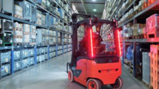 The LED Stripes from Linde are light strips which attach to the front and rear overhead guard of counterbalanced trucks. They radiate white in the direction of travel, while the other side changes to red. This enables pedestrians and other forklift drivers to see from a distance in which direction the truck is moving.