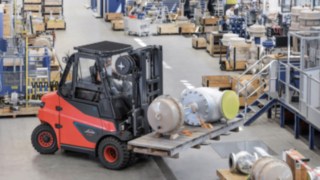 A Linde E80 electric forklift truck in use.