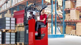 The new driver’s seat pallet trucks in the load capacity range from 1.2 to 2.5 tons