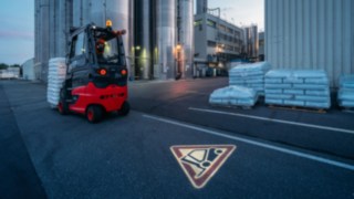 The Linde TruckSpot is part of the comprehensive range of safety features. LED technology projects a red warning triangle onto the ground, making pedestrians or other forklift drivers very clearly aware of each other.