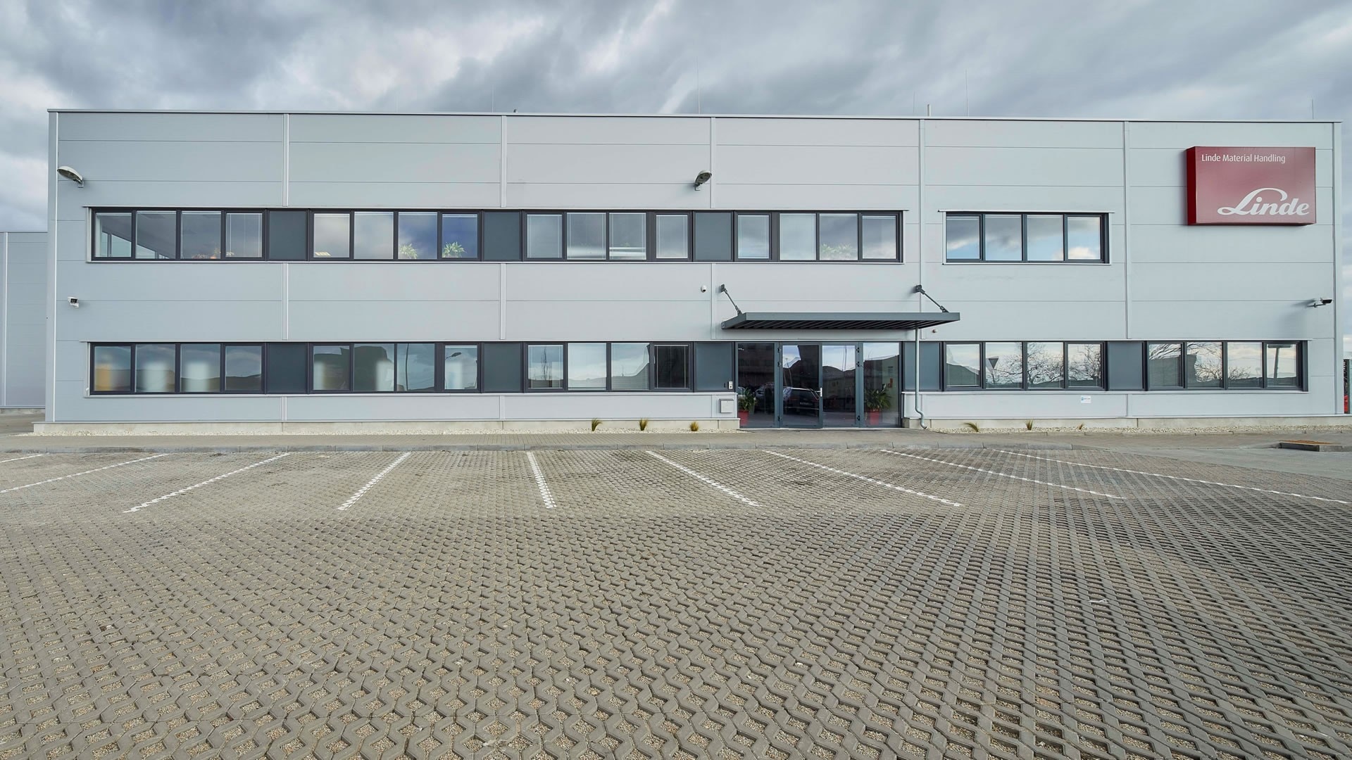 Linde Material Handling expands Remanufacturing Center in Czech Republic