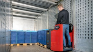 Extra narrow stand-on trucks from Linde Material Handling