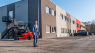 Linde Material Handling Rhein-Ruhr inherits the strong market profile of Pahlke Fördertechnik and Schrader Industriefahrzeuge Linde Material Handling Rhein-Ruhr inherits the strong market profile of Pahlke Fördertechnik and Schrader Industriefahrzeuge
