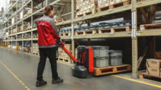 The new pallet truck Linde MT15 is an ideal helper in loading and unloading trucks, last mile delivery, rapid transport in industrial applications and goods handling in supermarkets and stores.