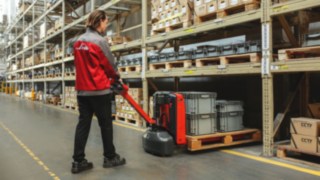 Compact pallet truck from Linde Material Handling