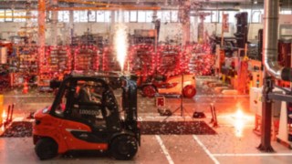 Over the years, Linde Material Handling has won numerous prizes and awards. Celebrations for a forklift truck from Linde Material Handling