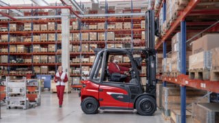 Forklift scans rear space and protects pedestrians