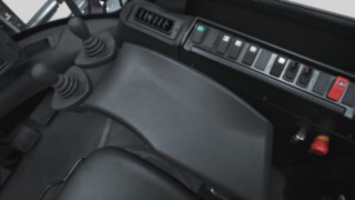 With Linde Load Control, drivers can easily and precisely steer with minimal finger movements. Linde Load Control with two control levers integrated into the right armrest