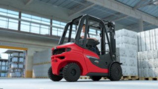 Linde H20 – H35 diesel forklift truck transporting full pallets