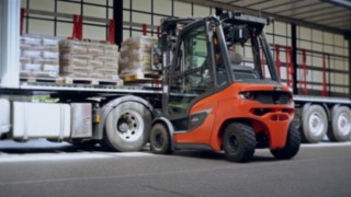 The new H25 diesel forklift truck unloading a truck.