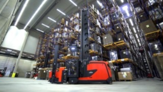 Video about the functions and advantages of the Linde K combination forklifts for storage and order picking in high rack warehouses.