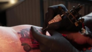 Marcell Lange recently got a tattoo from his Linde truck. Marcell Lange has had a Linde forklift tattooed.