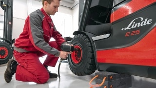 Tire change for a Linde forklift